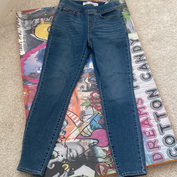 Levi’s pull on jeans - Picture 4 of 4